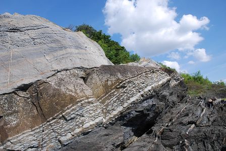 Figure 2. Ordovician strata overlying darker Silurian strata.[5]