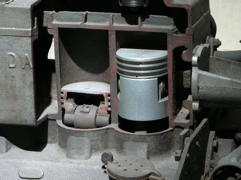 File:Piston of DAT engine.jpg